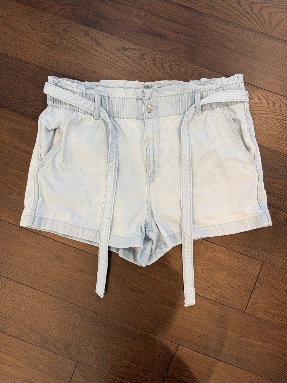 American Eagle Paperbag Waist Mom Short in Light Wash Size 14 - C45-008